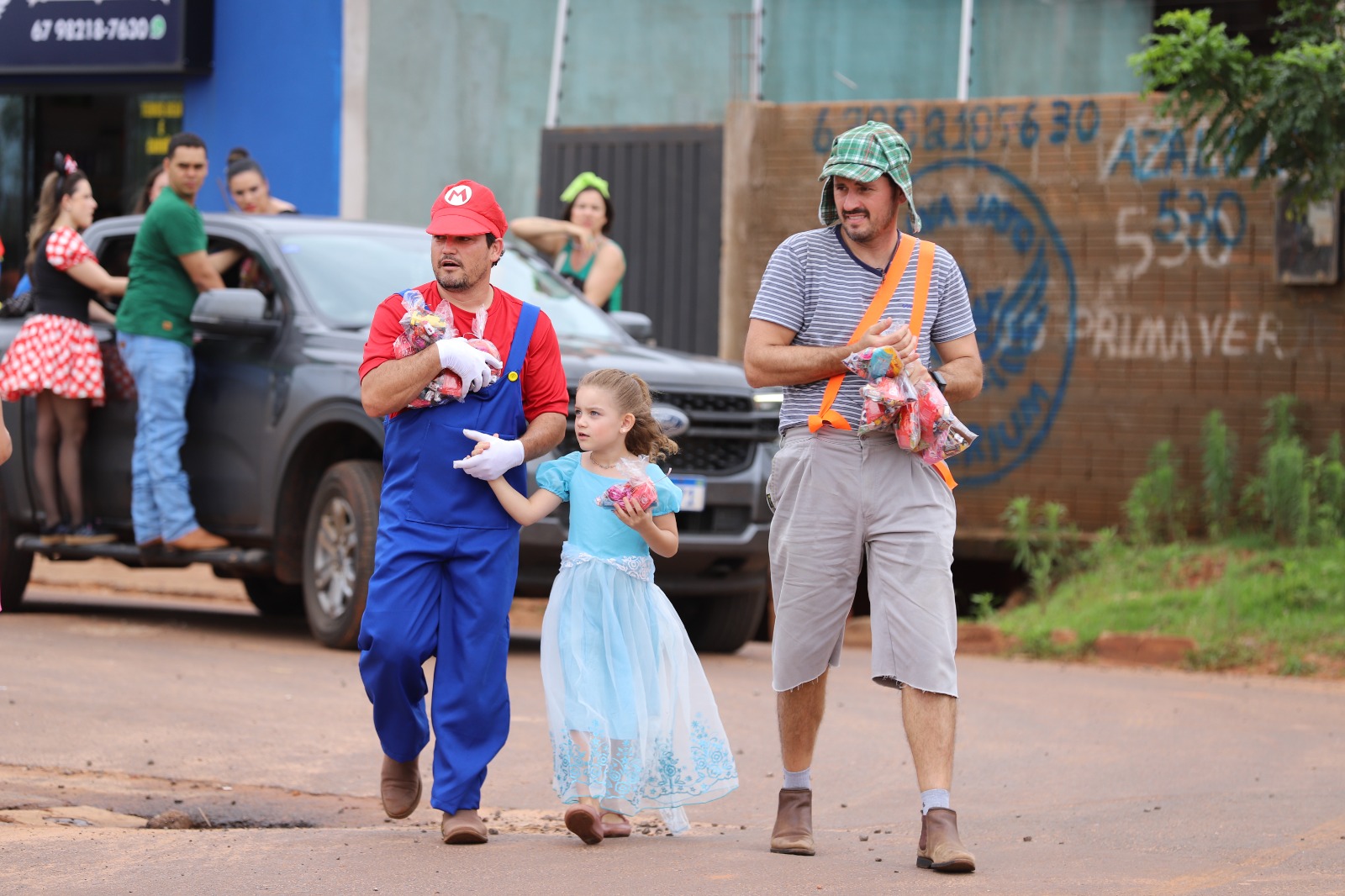 Servidores da Prefeitura de Itaquiraí percorrem todos os bairros com entrega de doces para o Dia das Crianças