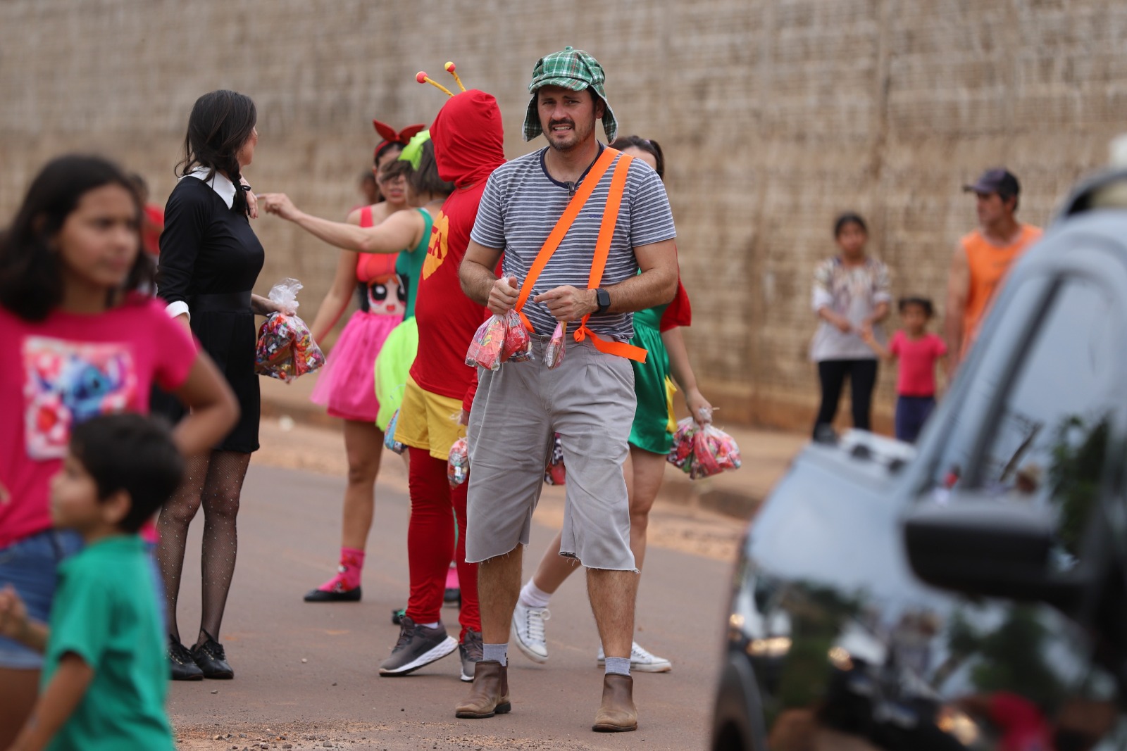 Servidores da Prefeitura de Itaquiraí percorrem todos os bairros com entrega de doces para o Dia das Crianças