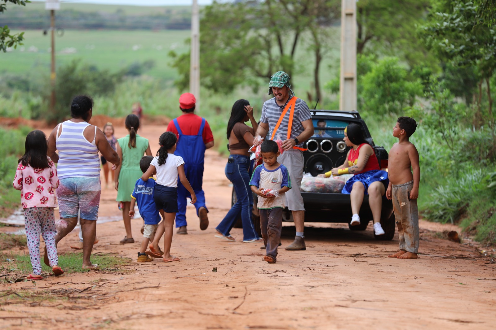 Servidores da Prefeitura de Itaquiraí percorrem todos os bairros com entrega de doces para o Dia das Crianças