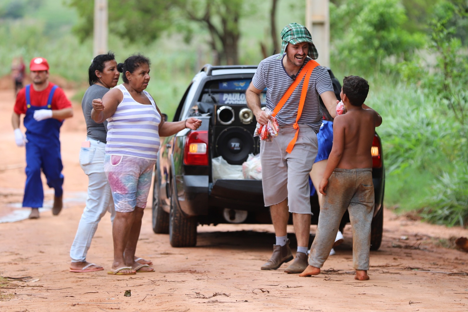 Servidores da Prefeitura de Itaquiraí percorrem todos os bairros com entrega de doces para o Dia das Crianças