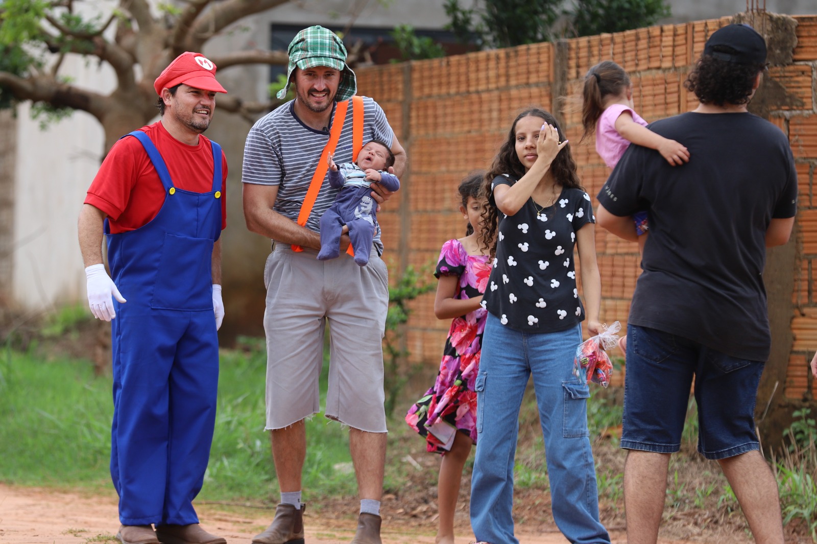 Servidores da Prefeitura de Itaquiraí percorrem todos os bairros com entrega de doces para o Dia das Crianças