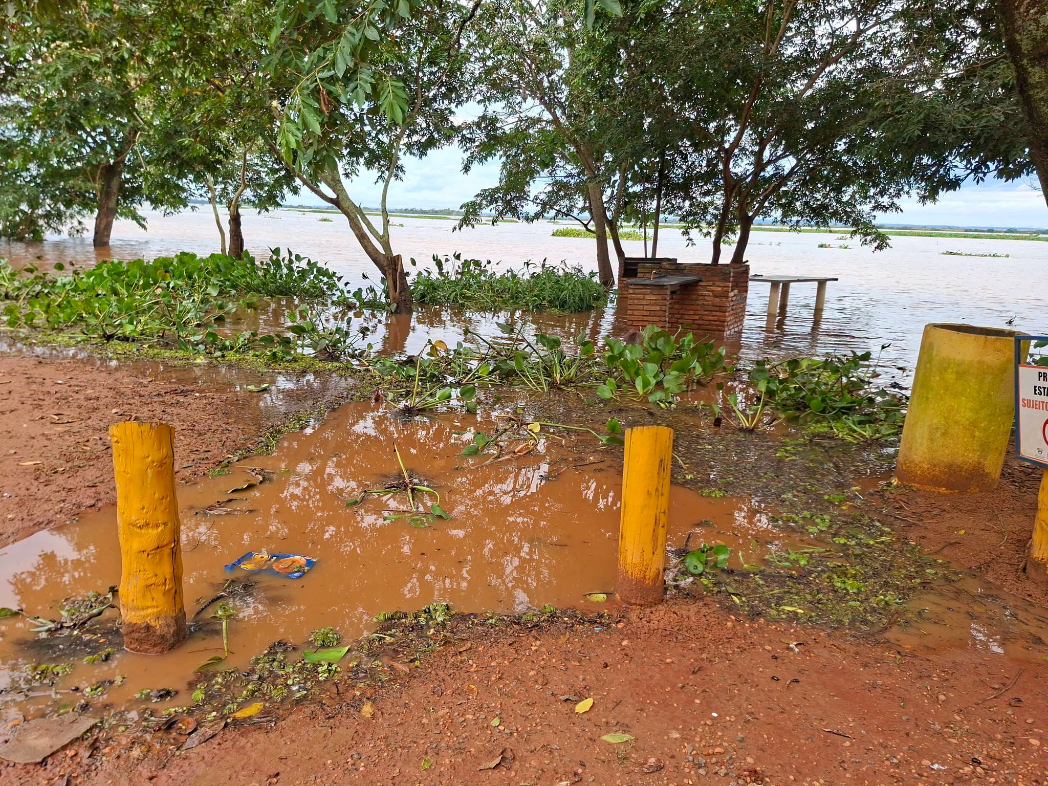 ATENÇÃO, VISITANTES: PRAIA DA AMIZADE IMPRÓPRIA PARA USO