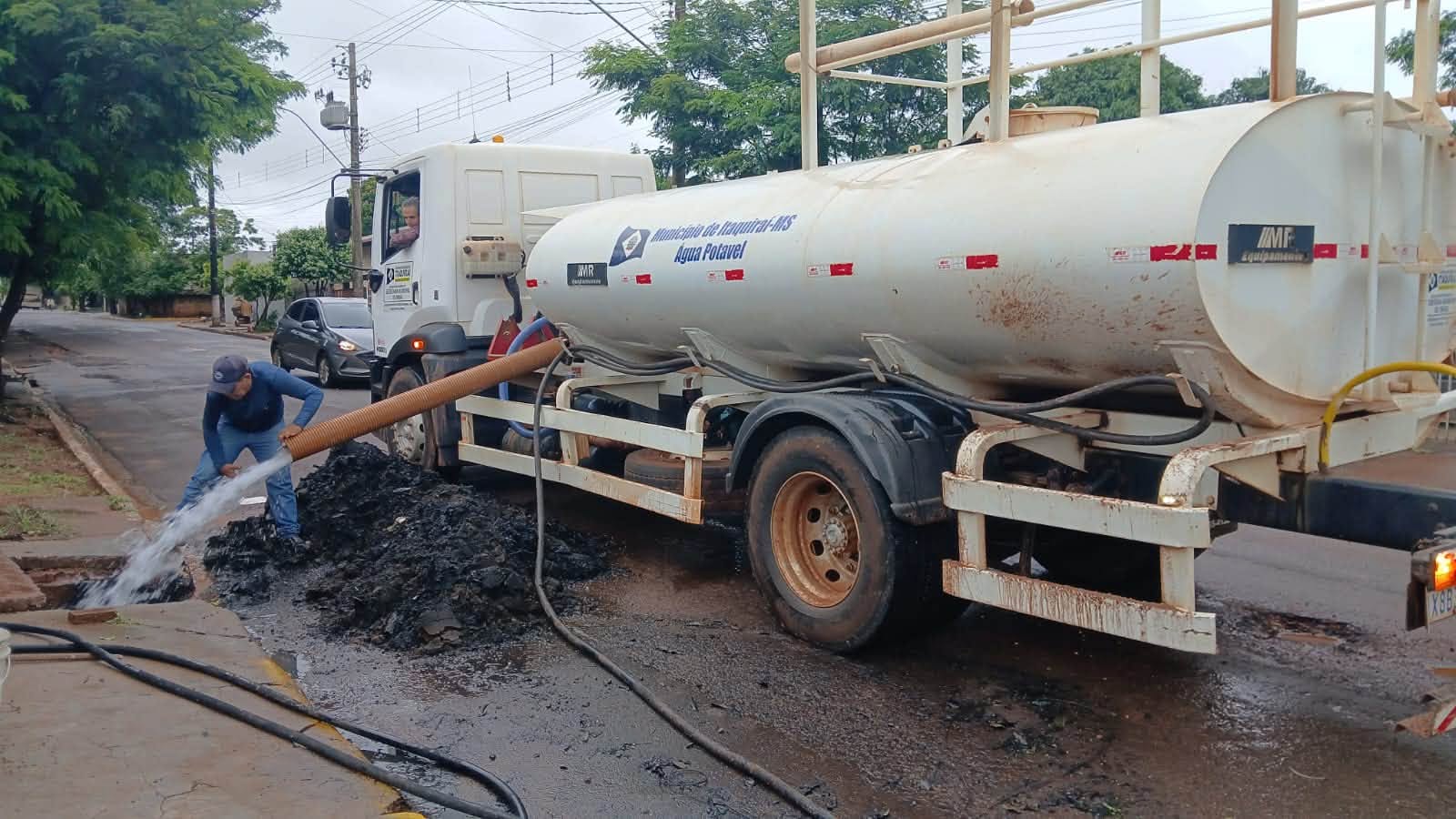 Prefeitura realiza limpeza de bueiros para melhorar o escoamento da água em Itaquiraí
