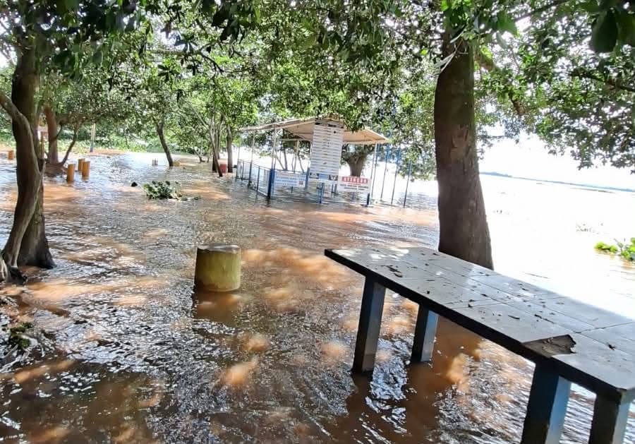 Prefeitura suspende camping na Praia da Amizade devido à cheia do Rio Paraná
