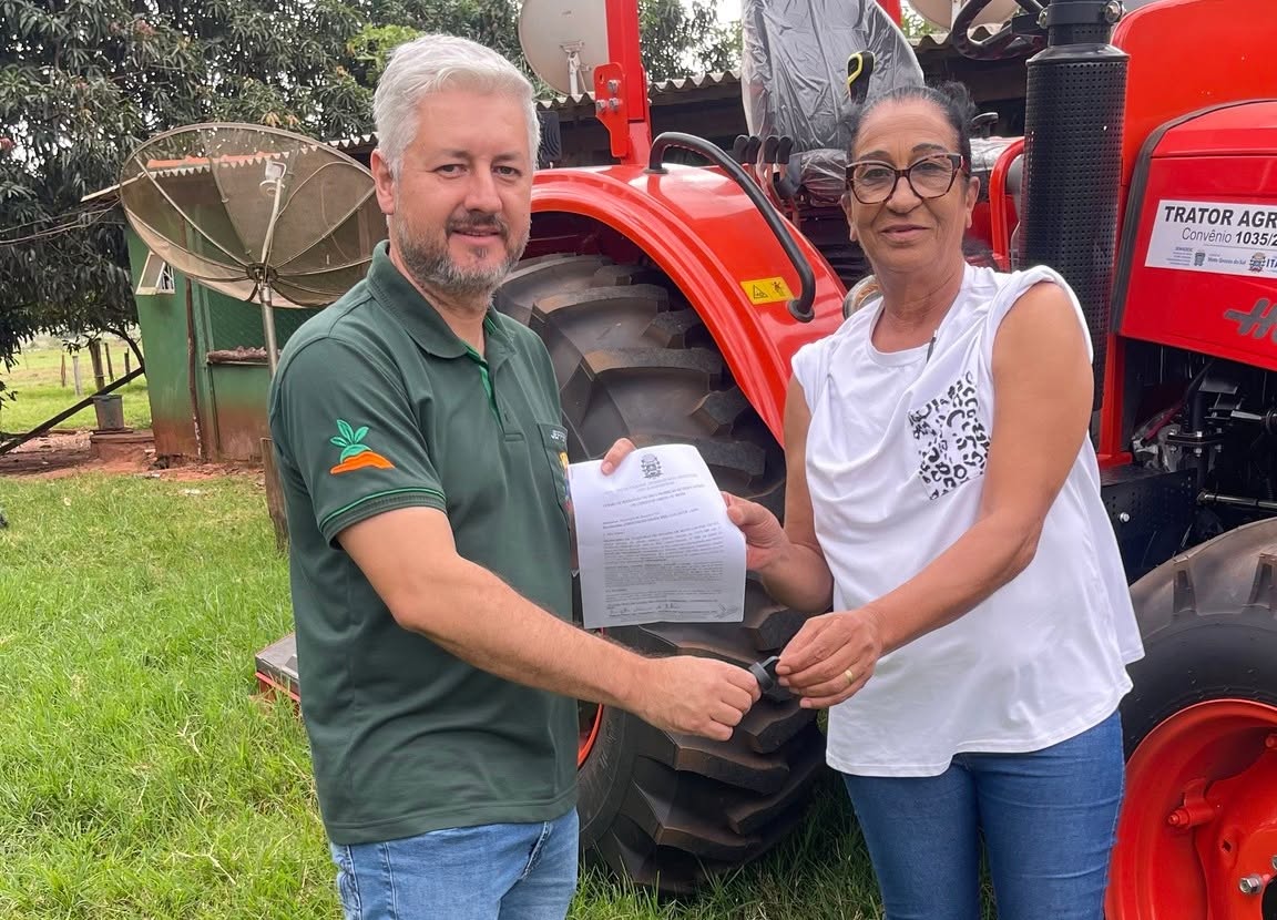 Prefeitura de Itaquiraí entrega trator e roçadeira para associação do P.A. Santo Antônio
