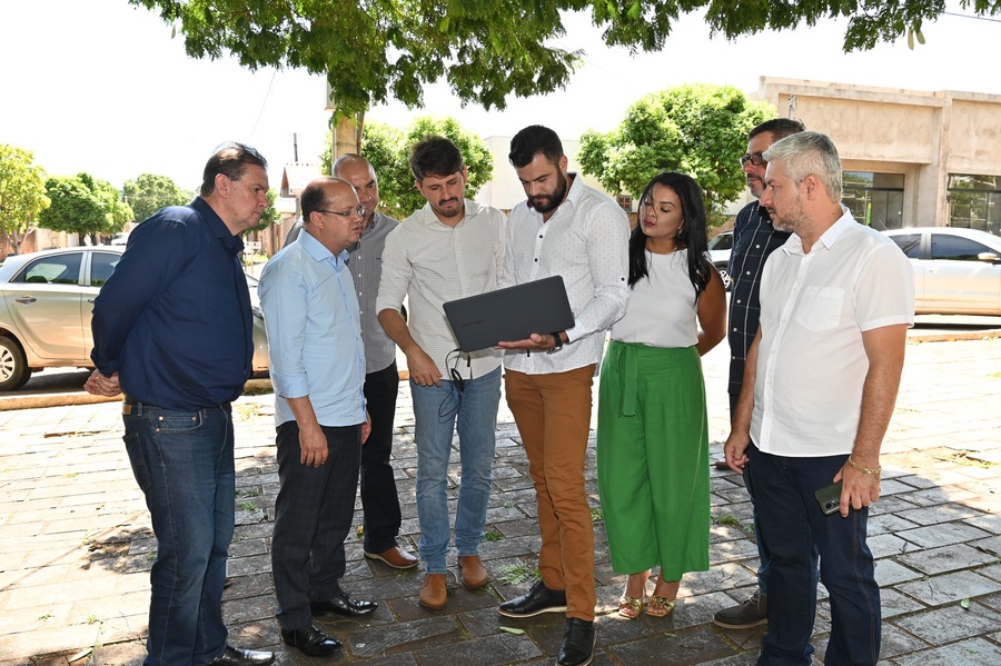 Prefeito Thalles Tomazelli, governador em exercício Barbosinha e vereadores entregam obras de saneamento e assinam autorização para o convênio de reforma e revitalização da Praça Santos Tomazelli e cooperação para instalação do Corpo de Bombeiros de Itaquiraí