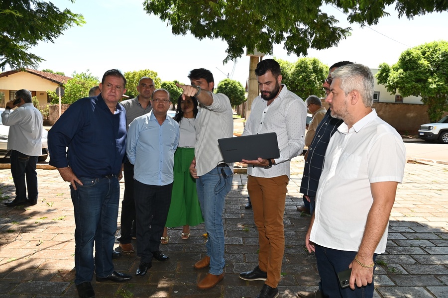 Prefeito Thalles Tomazelli, governador em exercício Barbosinha e vereadores entregam obras de saneamento e assinam autorização para o convênio de reforma e revitalização da Praça Santos Tomazelli e cooperação para instalação do Corpo de Bombeiros de Itaquiraí