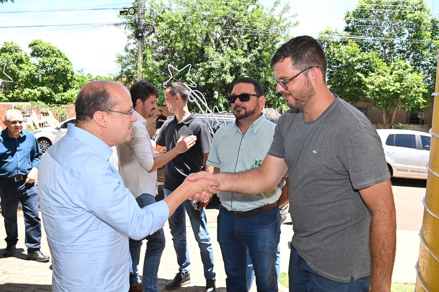Prefeito Thalles Tomazelli, governador em exercício Barbosinha e vereadores entregam obras de saneamento e assinam autorização para o convênio de reforma e revitalização da Praça Santos Tomazelli e cooperação para instalação do Corpo de Bombeiros de Itaquiraí