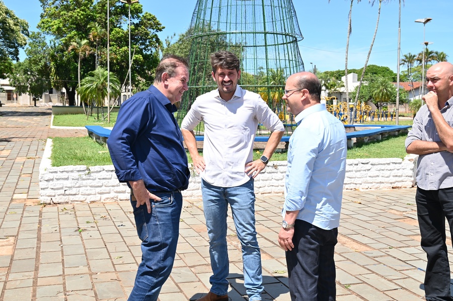 Prefeito Thalles Tomazelli, governador em exercício Barbosinha e vereadores entregam obras de saneamento e assinam autorização para o convênio de reforma e revitalização da Praça Santos Tomazelli e cooperação para instalação do Corpo de Bombeiros de Itaquiraí