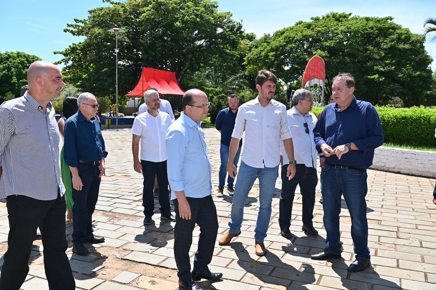 Prefeito Thalles Tomazelli, governador em exercício Barbosinha e vereadores entregam obras de saneamento e assinam autorização para o convênio de reforma e revitalização da Praça Santos Tomazelli e cooperação para instalação do Corpo de Bombeiros de Itaquiraí