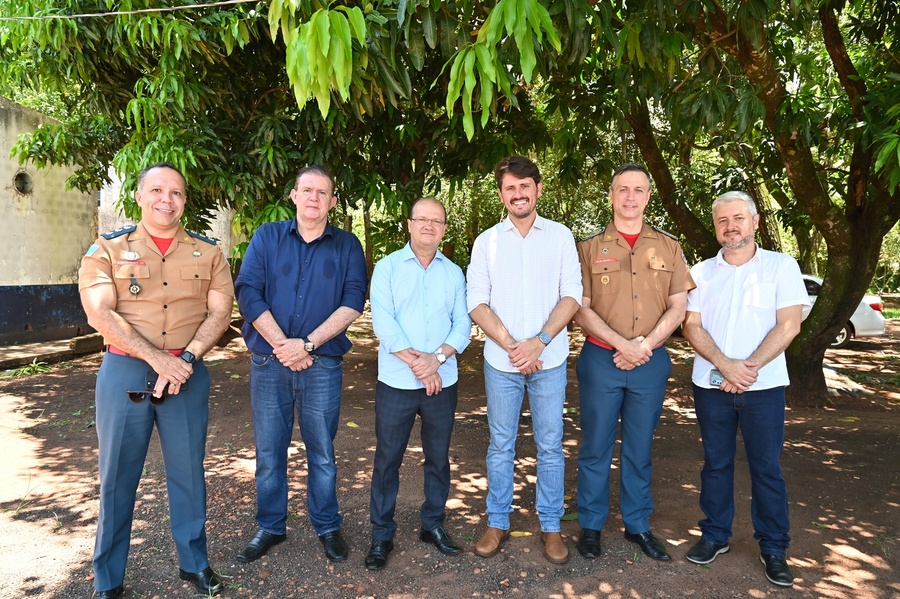 Prefeito Thalles Tomazelli, governador em exercício Barbosinha e vereadores entregam obras de saneamento e assinam autorização para o convênio de reforma e revitalização da Praça Santos Tomazelli e cooperação para instalação do Corpo de Bombeiros de Itaquiraí