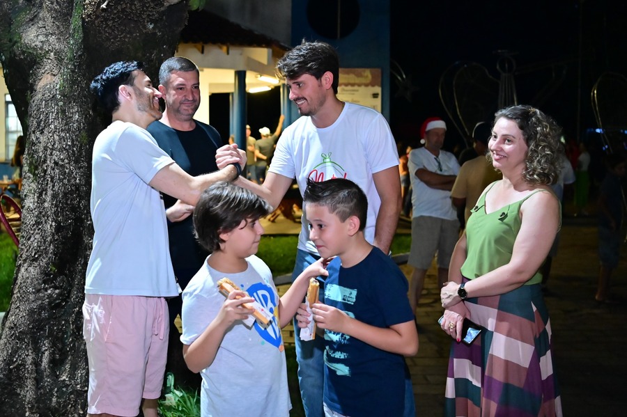 Prefeitura de Itaquiraí inaugura decoração natalina