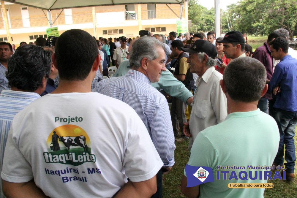 Ricardo Fávaro, Daniel e lideranças do setor leiteiro recebem oito resfriadores em CG