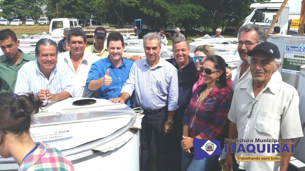 Ricardo Fávaro, Daniel e lideranças do setor leiteiro recebem oito resfriadores em CG