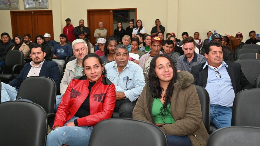 Prefeitura entrega termos de doação dos lotes a famílias beneficiadas pelo Projeto Substituição de Moradia Precária