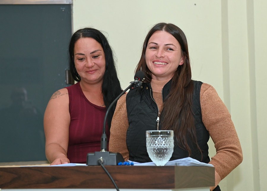 Prefeitura entrega termos de doação dos lotes a famílias beneficiadas pelo Projeto Substituição de Moradia Precária
