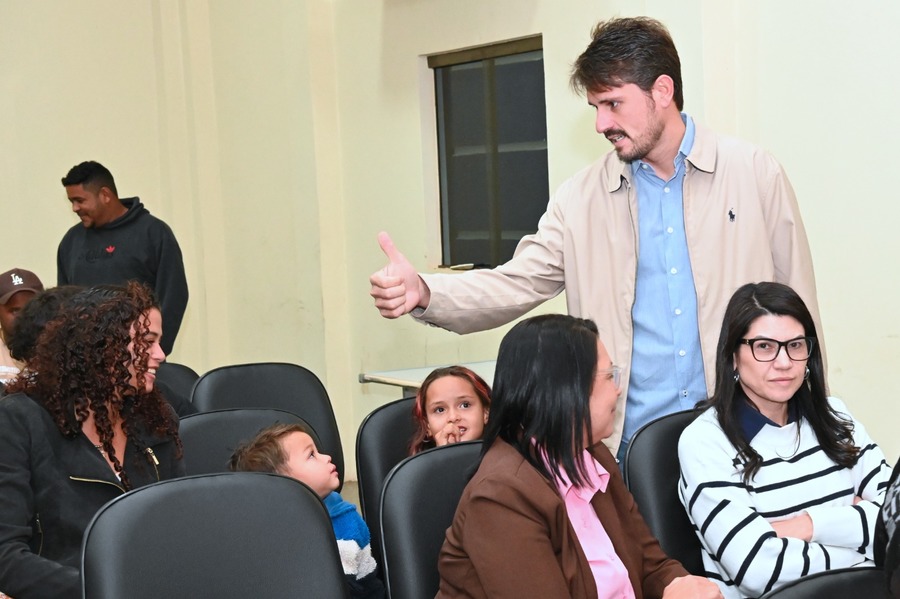 Prefeitura entrega termos de doação dos lotes a famílias beneficiadas pelo Projeto Substituição de Moradia Precária