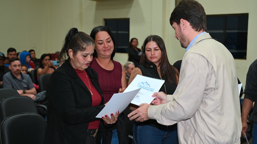Prefeitura entrega termos de doação dos lotes a famílias beneficiadas pelo Projeto Substituição de Moradia Precária