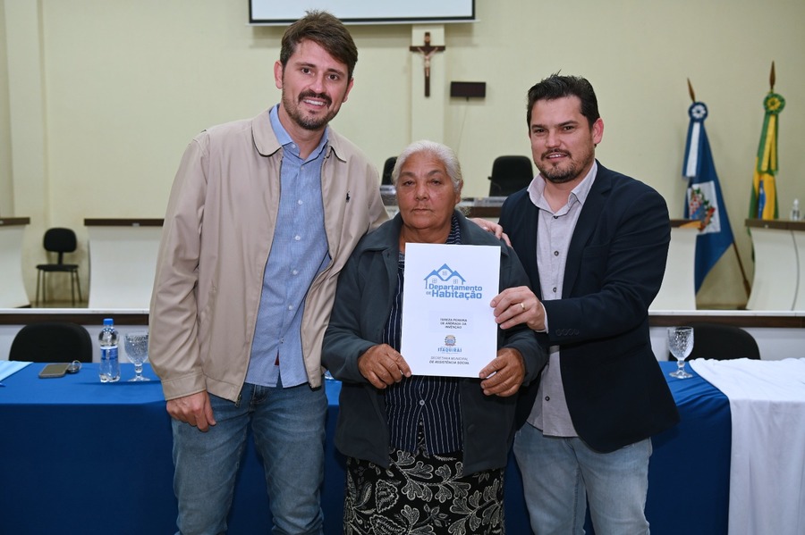 Prefeitura entrega termos de doação dos lotes a famílias beneficiadas pelo Projeto Substituição de Moradia Precária
