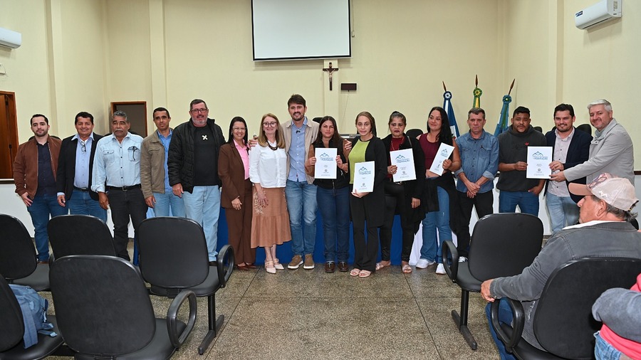 Prefeitura entrega termos de doação dos lotes a famílias beneficiadas pelo Projeto Substituição de Moradia Precária