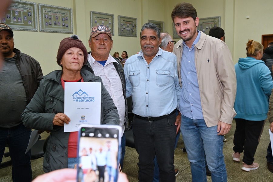 Prefeitura entrega termos de doação dos lotes a famílias beneficiadas pelo Projeto Substituição de Moradia Precária