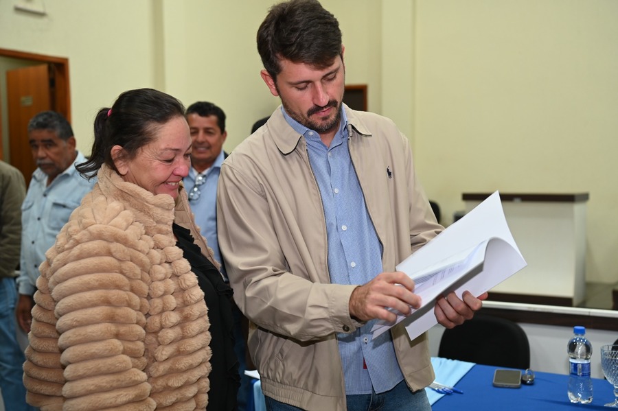 Prefeitura entrega termos de doação dos lotes a famílias beneficiadas pelo Projeto Substituição de Moradia Precária