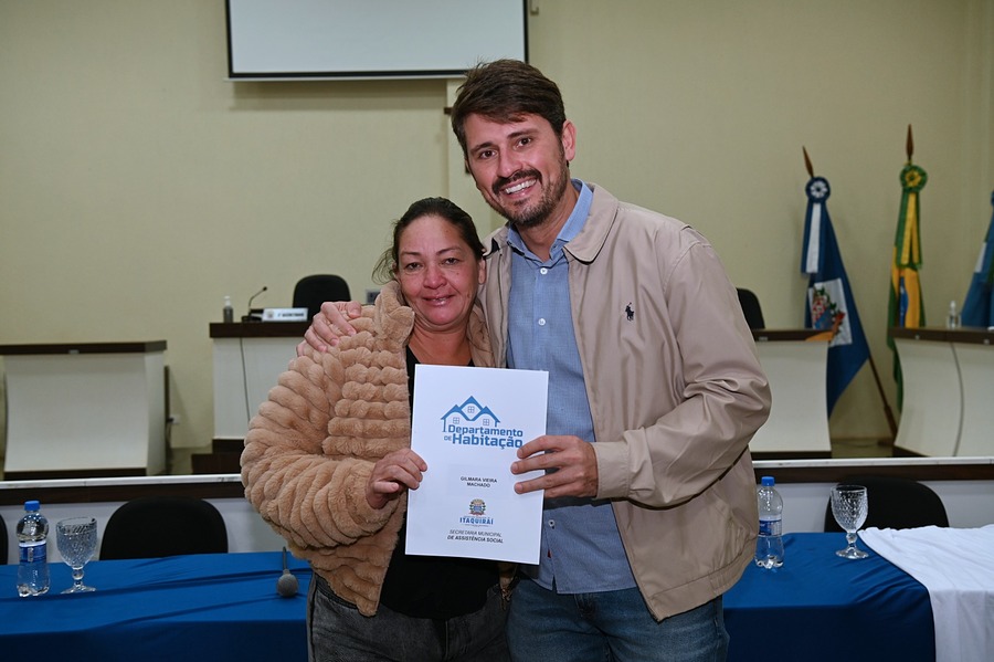 Prefeitura entrega termos de doação dos lotes a famílias beneficiadas pelo Projeto Substituição de Moradia Precária
