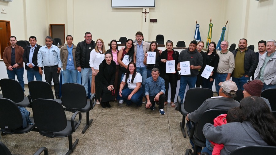 Prefeitura entrega termos de doação dos lotes a famílias beneficiadas pelo Projeto Substituição de Moradia Precária