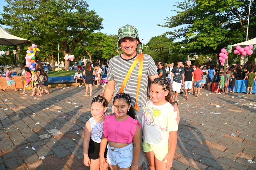 Festa em comemoração ao Dia das Crianças reuniu milhares de pessoas na Praça Santos Tomazelli